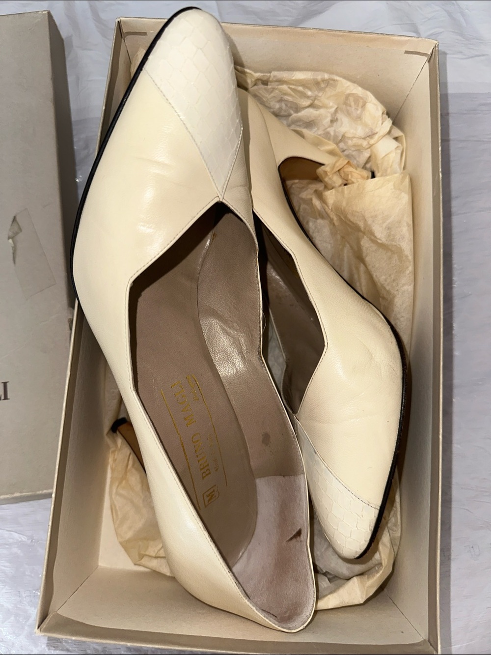 Vintage Bruno Magli Cream 9AA Pumps
